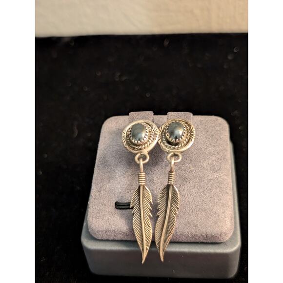 Vintage Signed 925 Sterling Silver Navajo Hematite Feather Dangle Post Earrings - Picture 6 of 7